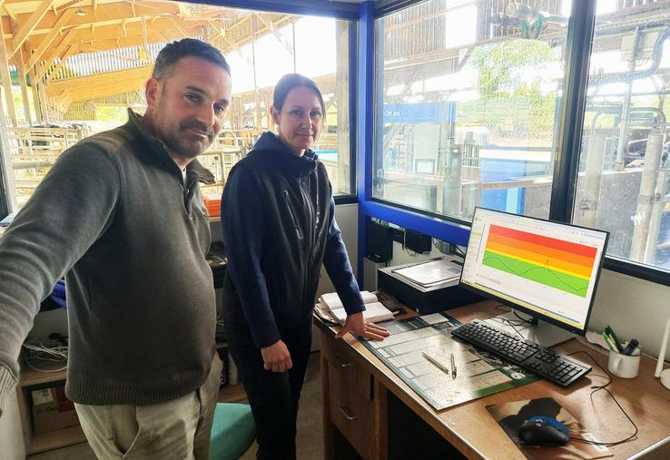 Christophe Augereau et Caroline Drapier consultent sur l'ordinateur du bureau les relevés d'ITH transmis en continu par les capteurs ZenCow installés dans le bâtiment.