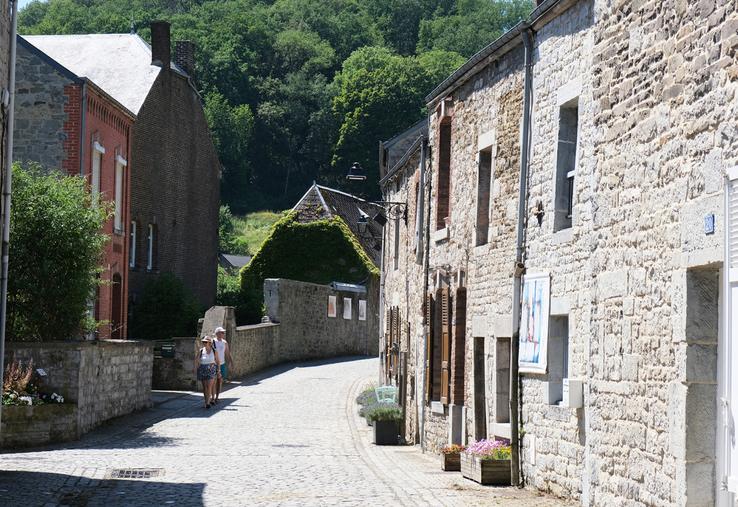 Les façades en pierre bleue de Givet.